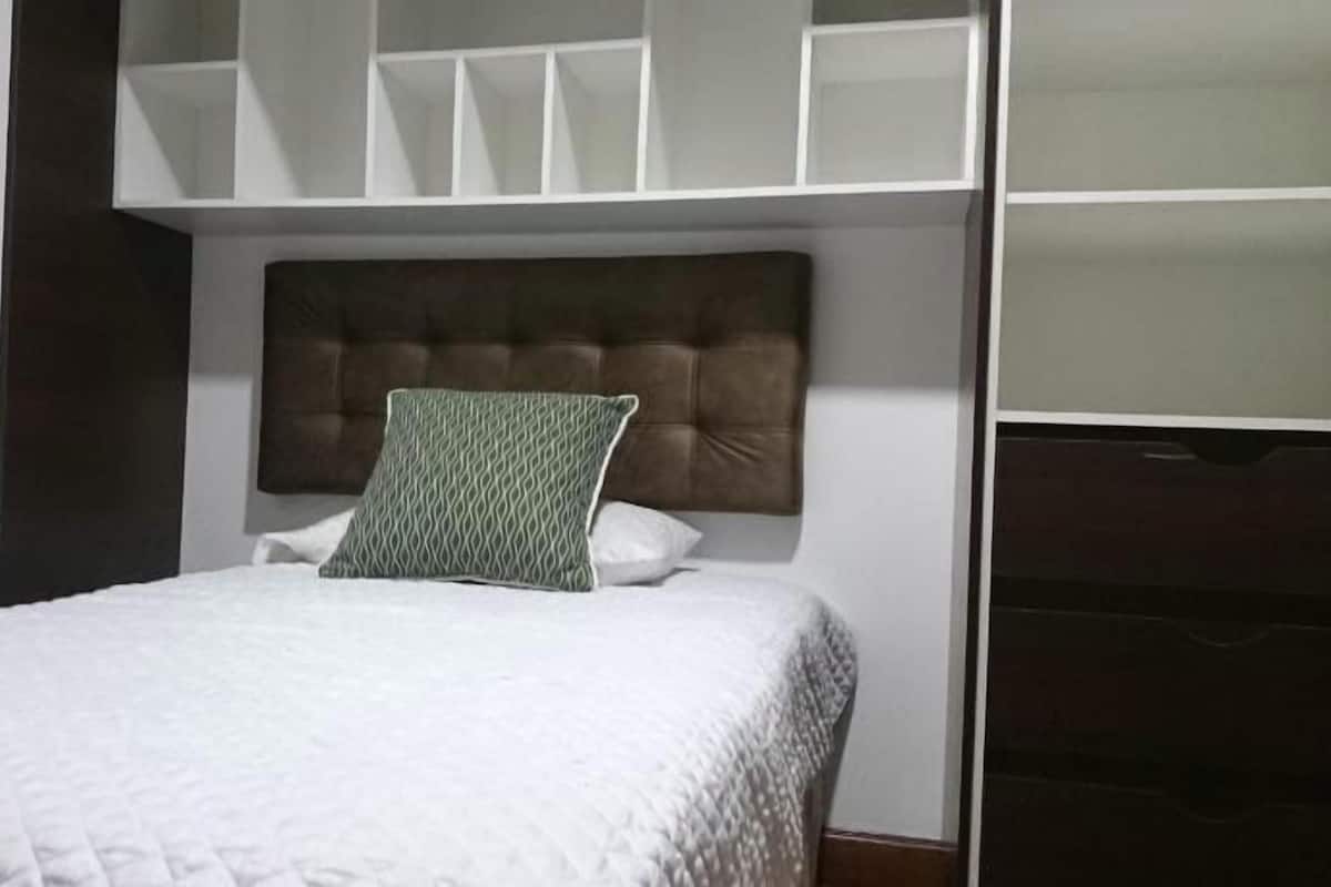 Couette en duvet, lit avec matelas à plateau-coussin, bureau