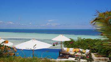 Plage, chaises longues, parasols, serviettes de plage
