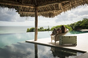 Outdoor pool, an infinity pool, pool umbrellas, pool loungers - Qambani Luxury Resort (Michamvi)