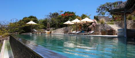 Bar en bord de piscine