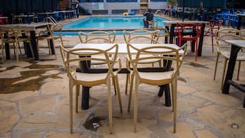 Bar en bord de piscine