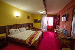 Deluxe dubbelrum | Sängtillbehör av högsta kvalitet, minibar, skrivbord och gratis wi-fi