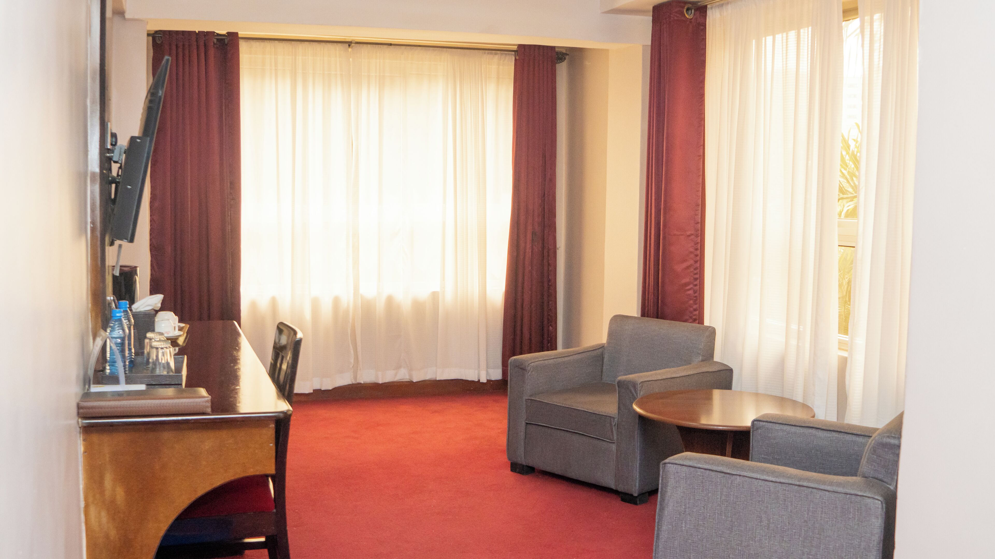 Ropa de cama de alta calidad, minibar, escritorio y wifi gratis 