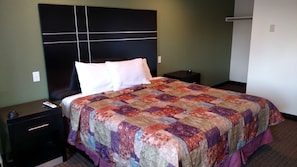 Desk, soundproofing, free WiFi, bed sheets
