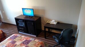 Desk, soundproofing, free WiFi, bed sheets