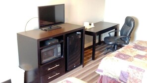 Desk, soundproofing, free WiFi, bed sheets