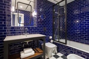 Quarto casal ou duplo standard | Cofres nos quartos, quartos à prova de som, Wi-Fi de cortesia