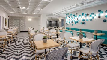 Desayuno buffet diario (EUR 16.95 por persona)