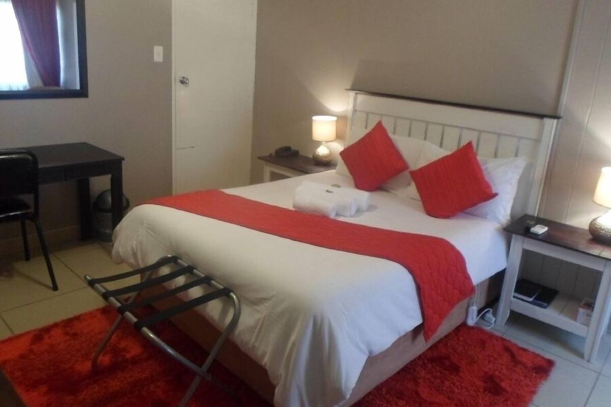 Comfort Room | 1 bedroom, in-room safe, desk, iron/ironing board