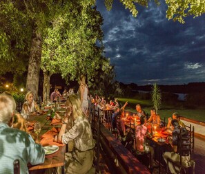 Serviço de café da manhã, local e internacional, vistas para a piscina 