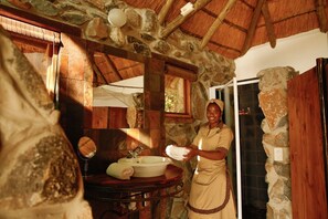 Comfort chalet, 1 slaapkamer, uitzicht op rivier | Badkamer | Gratis toiletartikelen, handdoeken, zeep, shampoo