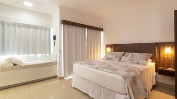 Loft, vistas parciales al mar (Triple/Triplo) | Minibar, caja fuerte, escritorio y cortinas opacas