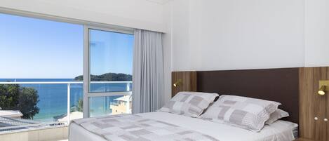 Frigobar, cofres nos quartos, escrivaninha, cortinas blackout