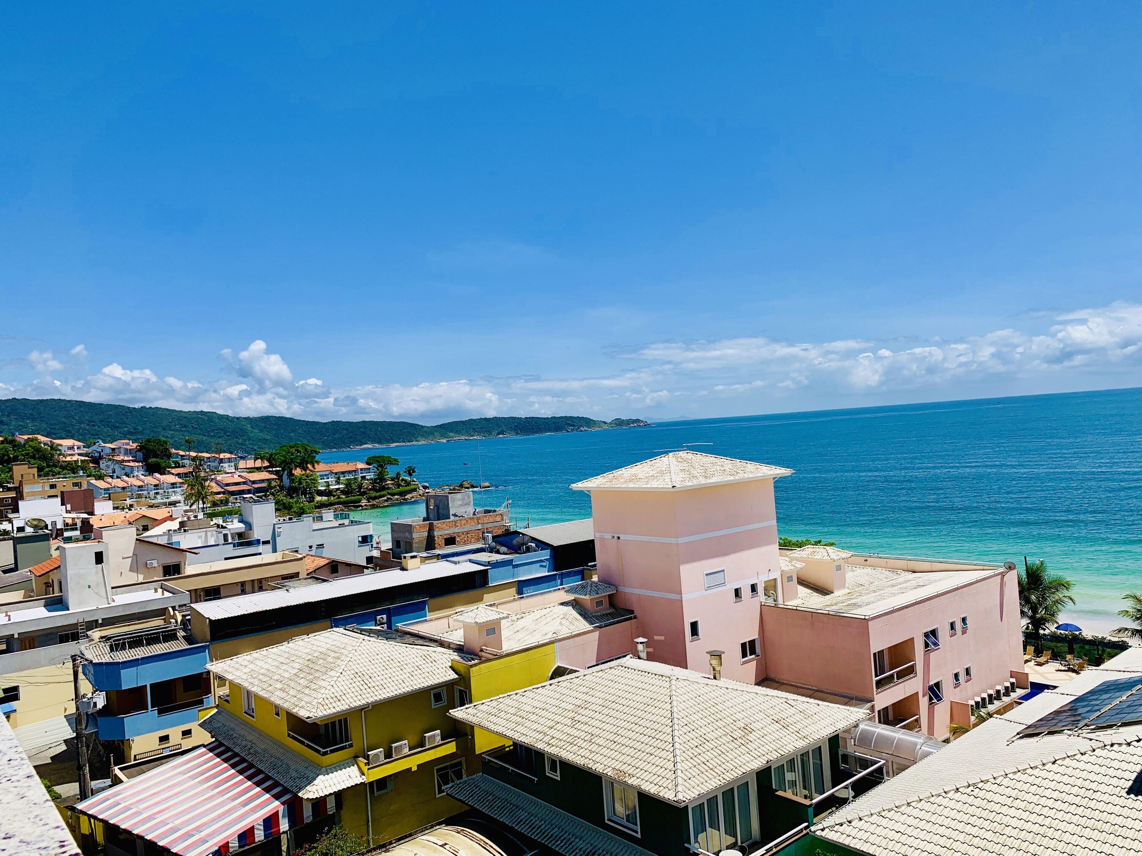 Un pueblo costero con edificios que dan al mar, que presenta una combinación de construcciones residenciales y comerciales.