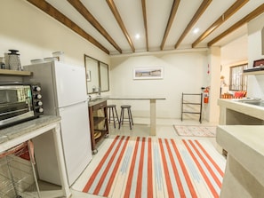 Quarto casal ou duplo família, 1 cama King e sofá-cama, vista para a piscina, ao lado da piscina | Cozinha privada | Geladeira, cafeteira/chaleira, chaleira elétrica
