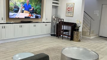 Bells and Whistles | Vardagsrum | 32-tums platt-tv med satellitkanaler och tv