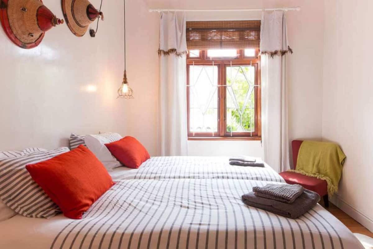 Habitación con 2 camas individuales | Ropa de cama de alta calidad, caja fuerte, wifi gratis y ropa de cama