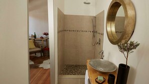 Deluxe tweepersoonskamer | Badkamer | Een douche, gratis toiletartikelen, een haardroger, handdoeken