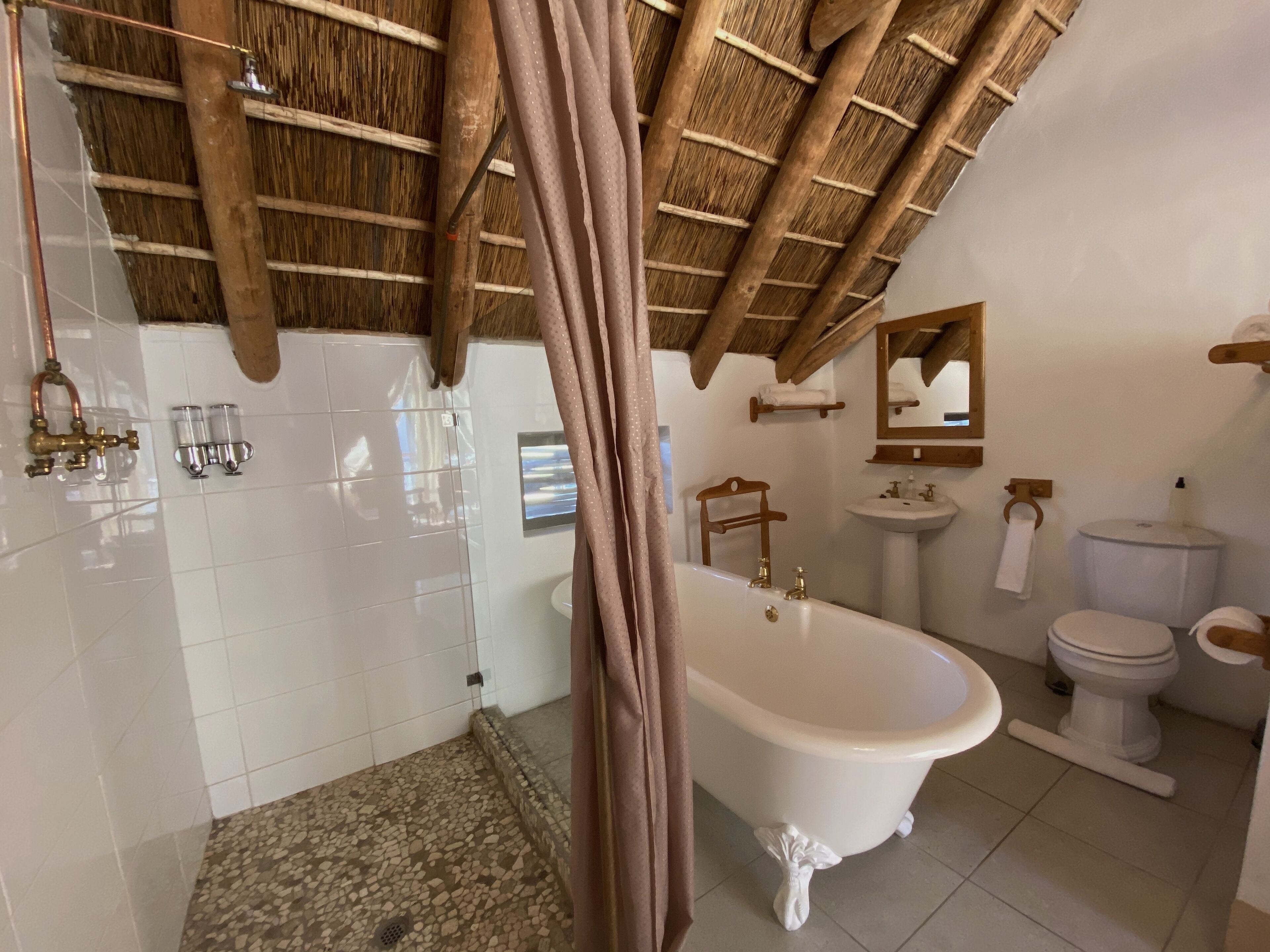 Deluxe Double Thatch Room | Bathroom | Free toiletries, towels