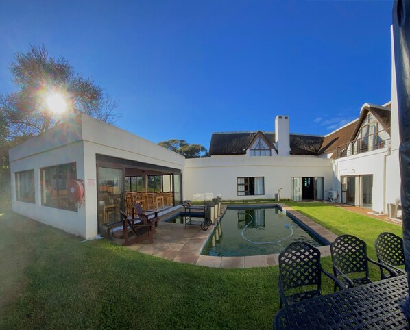 Piscine extérieure, chaises longues