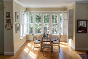 In-room dining - The Majestic Apartment (Cape Town)