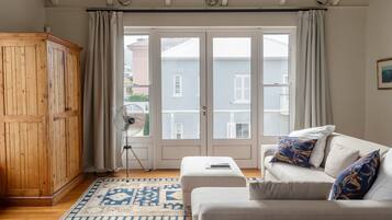 Studio (The Majestic Apartment ) | Woonkamer | Flatscreentelevisie