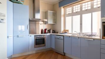 Appartement | Privékeuken | Een koelkast, een microgolfoven, een oven, een kookplaat