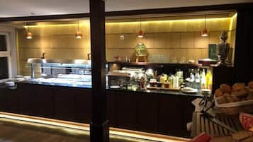 2 restauranter; serverer frokost, aftensmad og regionale retter