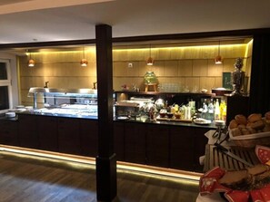 2 restaurants; lunch and dinner served  - Hotel Gasthaus zur Sonne (Dinkelsbuehl)