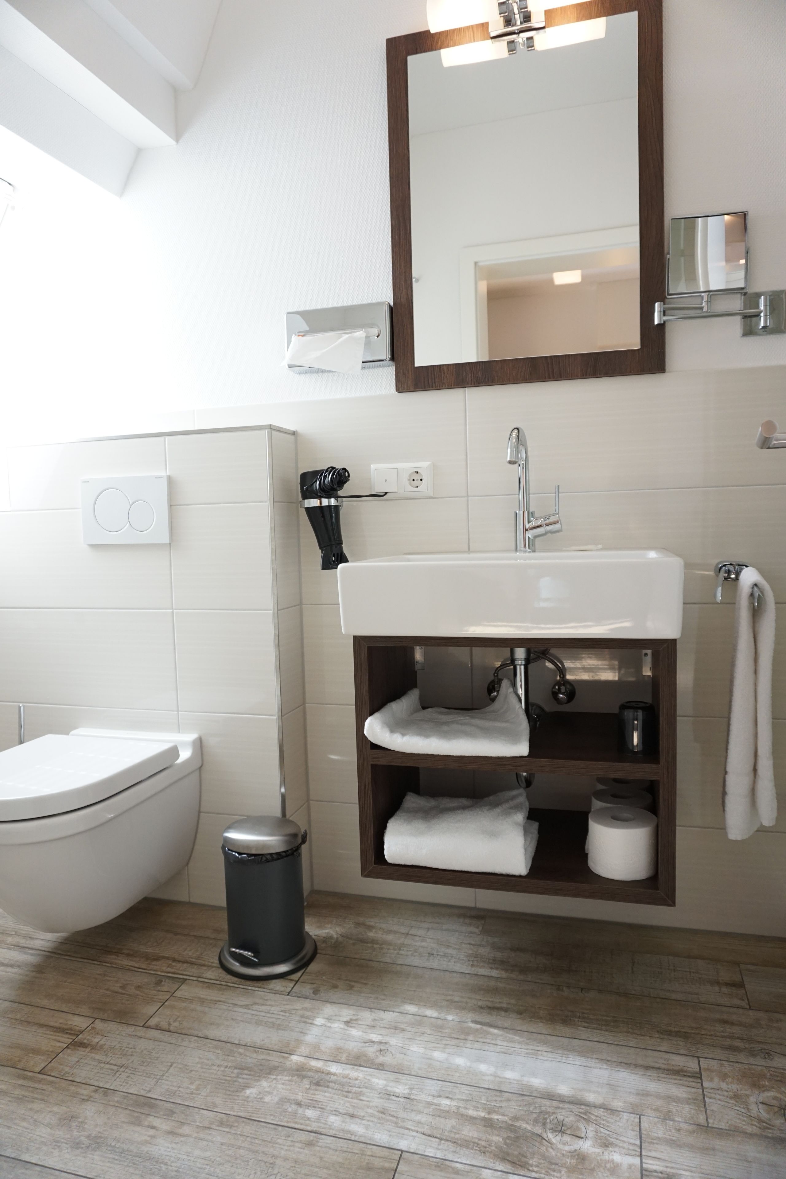 deluxe single room | bathroom | free toiletries, hair dryer, towels