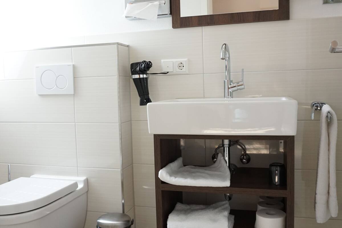 deluxe single room | bathroom | free toiletries, hair dryer, towels