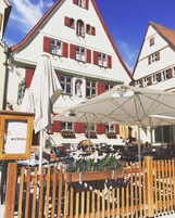 2 间餐厅，供应午餐和晚餐，地区菜