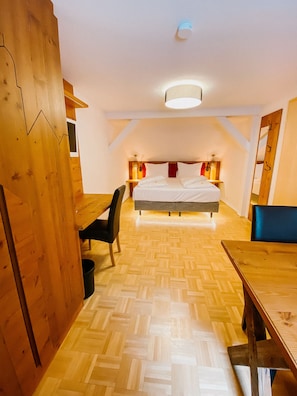 Apartamento, 2 quartos, quartos conectados | Roupas de cama antialérgicas, frigobar, cofres nos quartos, escrivaninha