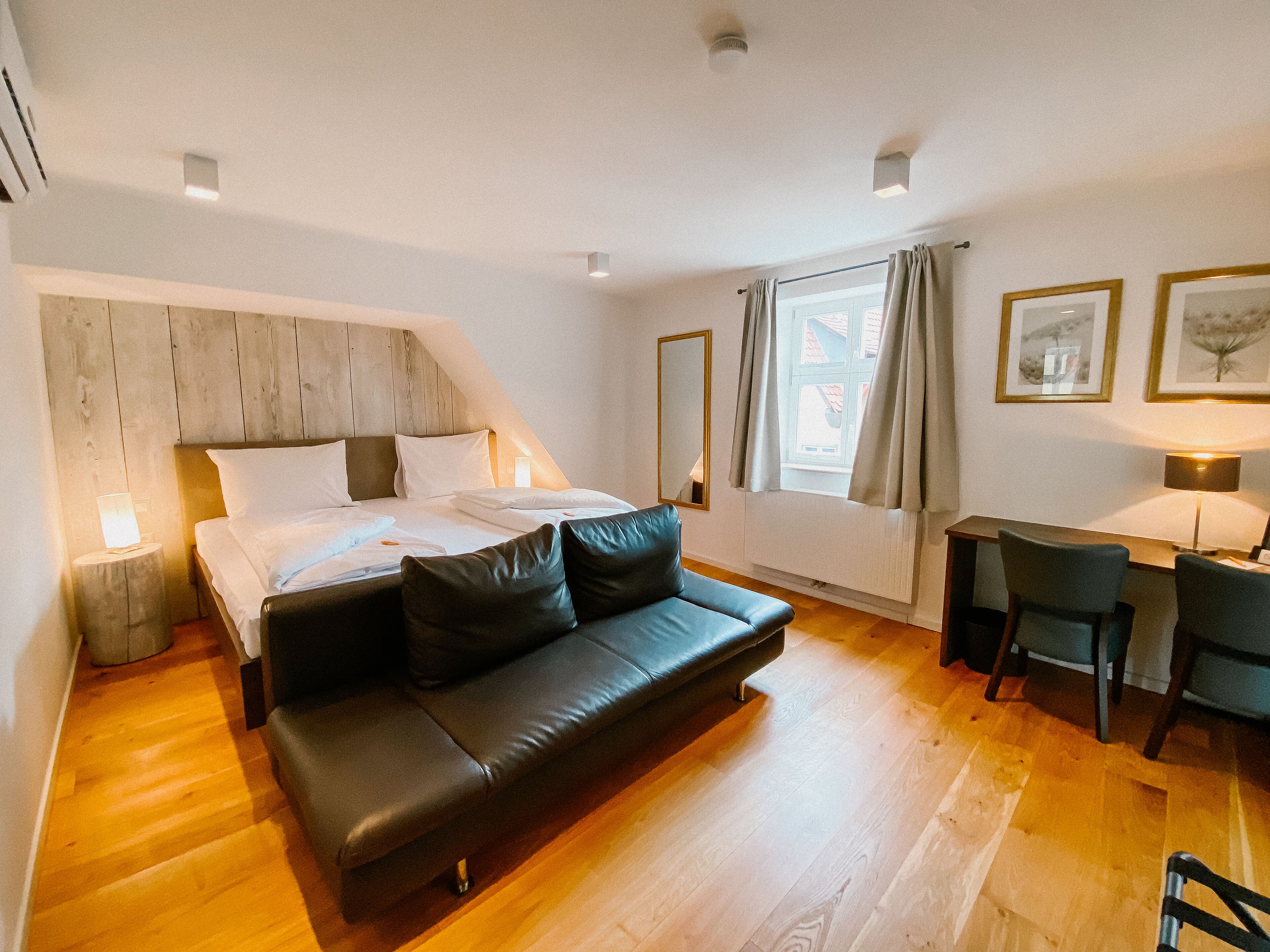 شقة - غرفة نوم واحدة | ملاءات للفراش لا تسبب الحساسية وميني بار وخزنة داخل الغرفة ومكتب