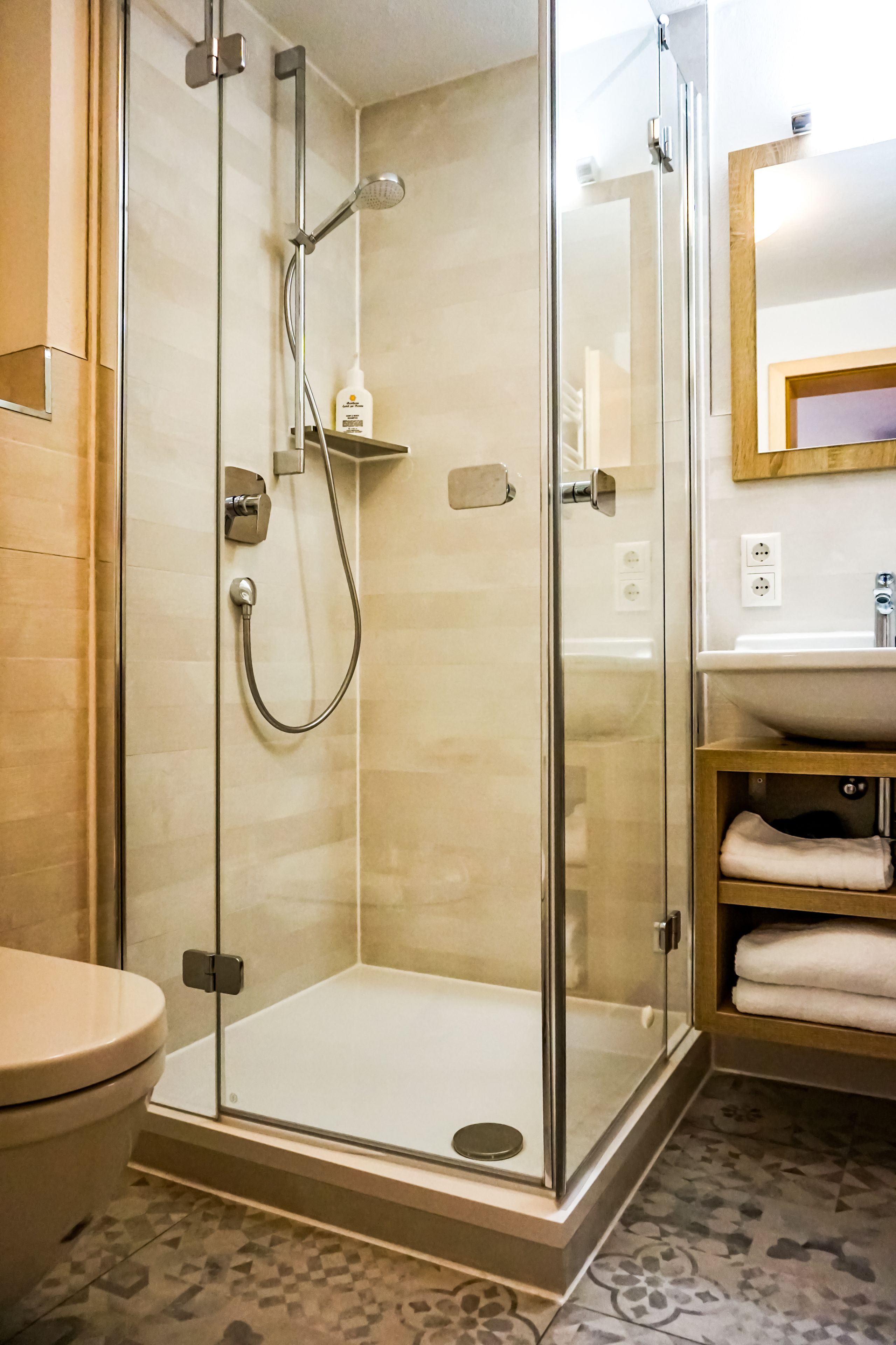 business double room | bathroom | free toiletries, hair dryer, towels