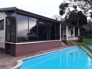 Una piscina al aire libre
