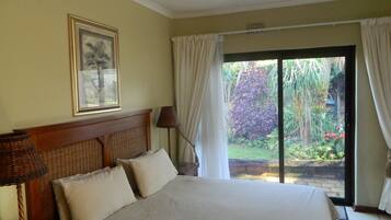 Skrivebord, skrivebord for bærbar PC, wi-fi (inkludert) og sengetøy