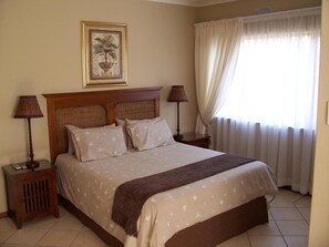 Työpöytä, kannettavalle tietokoneelle sopiva työtila, ilmainen Wi-Fi