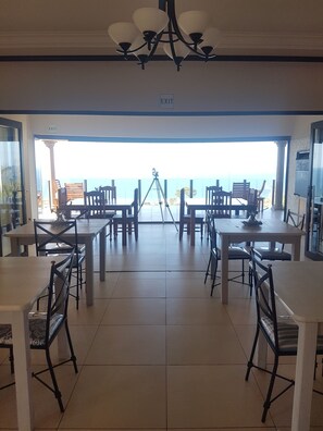 Café da manhã completo grátis todos os dias