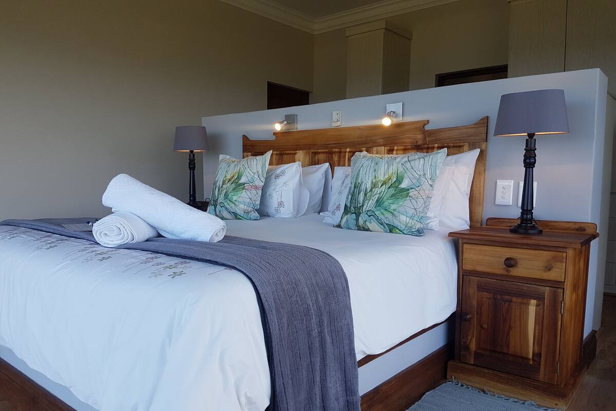 Suíte executiva, 1 cama King, vista para o jardim, de frente para o mar | Cofres nos quartos, Wi-Fi de cortesia, roupa de cama