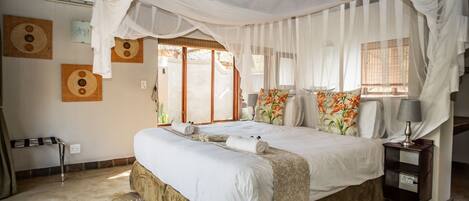 Classic-talo, 2 makuuhuonetta (Hoedspruit Raptors lodge Unit N16) | 2 makuuhuonetta, ylelliset vuodevaatteet, työpöytä, pimennysverhot