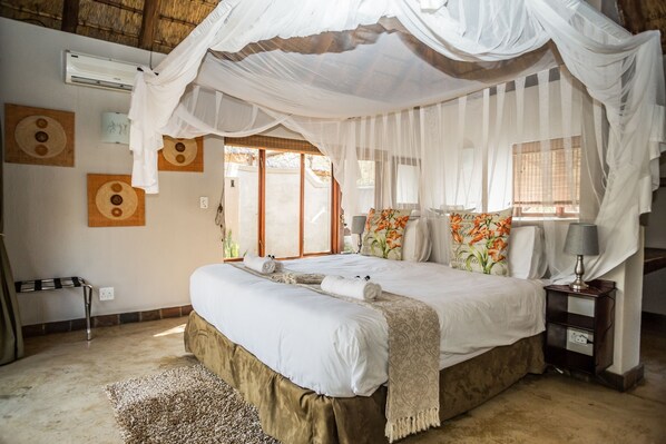 Casa clásica, 2 habitaciones (Hoedspruit Raptors lodge Unit N16) | 2 habitaciones, ropa de cama de alta calidad y escritorio