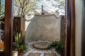 Casa clásica, 2 habitaciones (Hoedspruit Raptors lodge Unit N16) | Baño | Tina y regadera independientes, amenidades de baño gratuitas, toallas