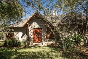 Vista frontal de la propiedad