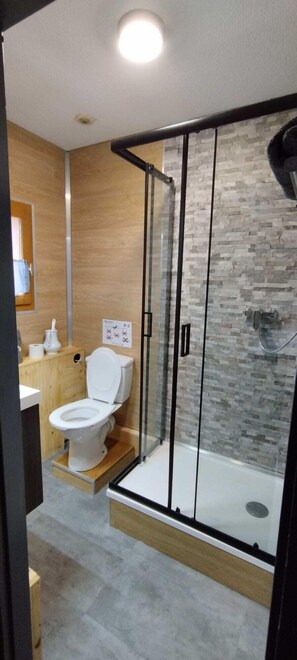 Standard Single Room, Private Bathroom, Mountain View (Girole) | Bathroom | Eco-friendly toiletries - Etape du Fanfoué (Chamrousse)