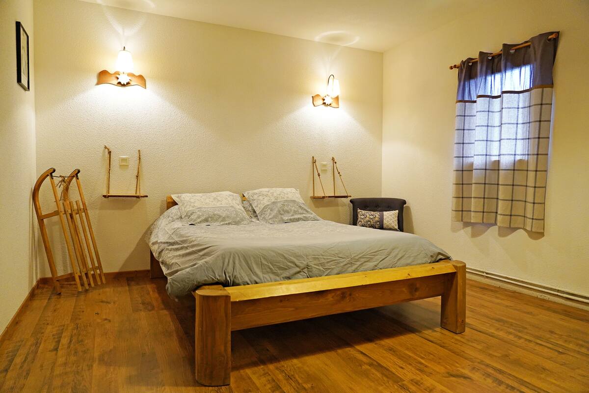 Premium bedding, laptop workspace, travel cot, individually furnished