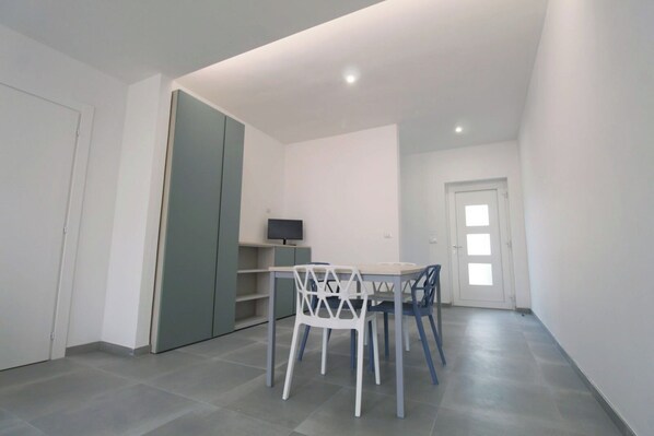 Appartement, 2 chambres | Aire de séjour | Téléviseur
