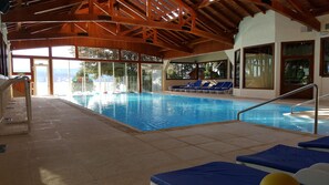 2 piscinas internas, funciona das 11h às 20h, espreguiçadeiras