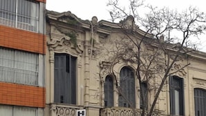 A building with a sign for 'Hotel Uruguay' and another sign for 'Cortinados'. - Hotel Uruguay (Montevideo)