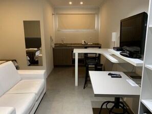 Suite Privativa 4 | Minibar, individually decorated, desk, blackout drapes